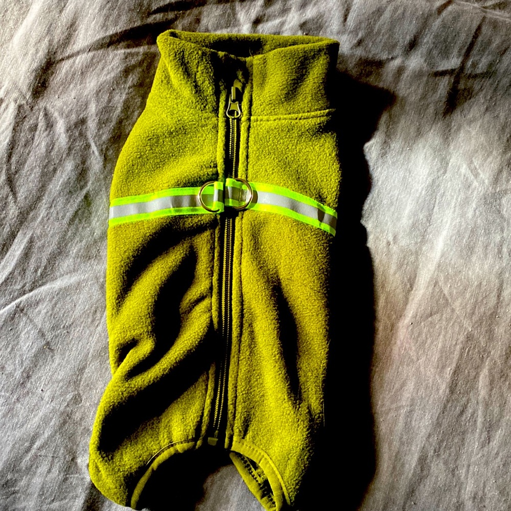 Dog fleece sweater sz s olive green with reflective stripe & back rings 4 leash